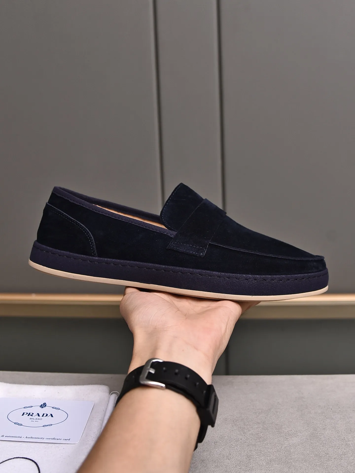 👟👟👟Men's Shoes💰P420 🆕🔥New Updates🔥👟PRADA (Prada) new products are released, imported soft cowhide, fashionable to allow air to penetrate the entire shoe, and the awesome shoes [strong] bring an extremely comfortable and breathable feeling! Beautiful inside and out! Exquisite workmanship, top-grade cowhide material, 😌Number: 38~44, 3 colors available: black, white and blue.